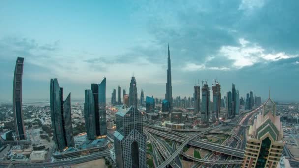 Moderne Wolkenkratzer und belebte Abendautobahnen im Zeitraffer von Tag zu Nacht in der luxuriösen Stadt Dubai, Dubai, Vereinigte Arabische Emirate — Stockvideo
