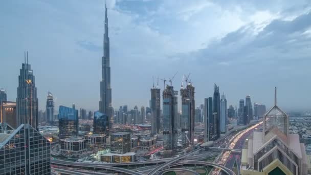 Moderní mrakodrapy a rušné večerní dálnice ze dne na den v luxusním Dubaji, Dubaj, Spojené arabské emiráty — Stock video