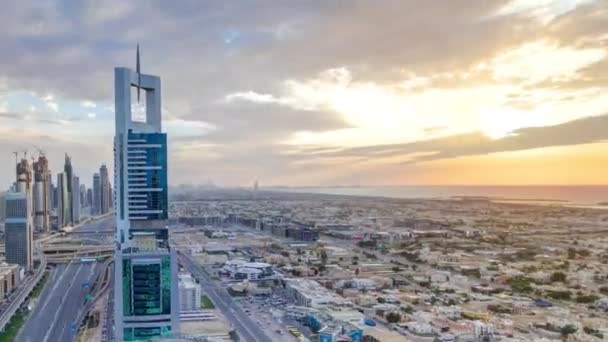 Dubai skyskrapor solnedgång timelapse kväll. Dubai tunnelbanestation och trafik på Sheikh Zayed Road — Stockvideo
