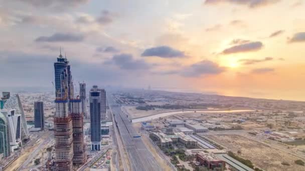 Dubaj obchodní záliv věže s západem slunce timelapse. Střešní pohled na některé mrakodrapy a nové věže ve výstavbě. — Stock video