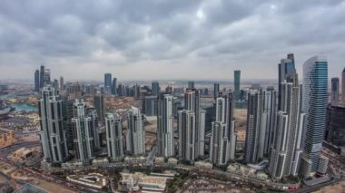 Dubai Şeyhi Zayed Yolu gün be gece Dubai şehir merkezi yakınında. Bak bu yolların yoğunluğunu gösteriyor.