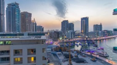 Dubai 'deki Dubai Marina kulelerinin gündüz ve gece görüntüsü.