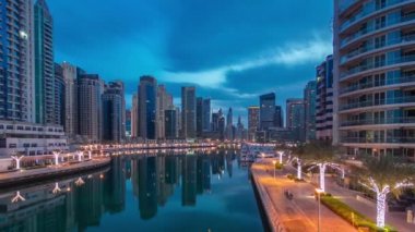 Dubai Marina Kuleleri ve Dubai 'de gece gündüz kanalları