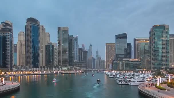 Вечер в центре Дубая с плавучими судами день и ночь — стоковое видео