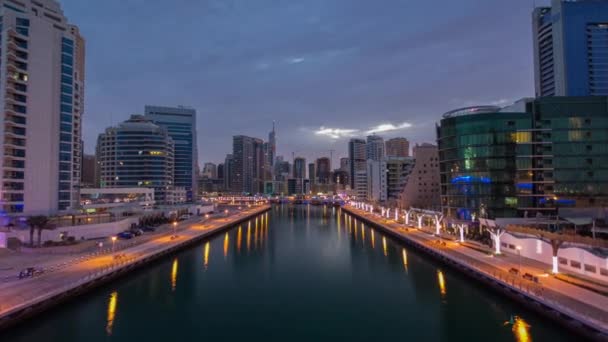 Dubai Marina Türme und Kanal in Dubai Nacht zu Tag Zeitraffer — Stockvideo