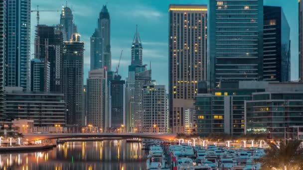 Dubai Marina torres y canal en Dubai noche al día timelapse — Vídeos de Stock