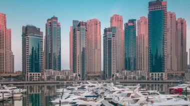 Dubai Marina 'da sabahın erken saatlerinde yatlarla zaman geçiyor.
