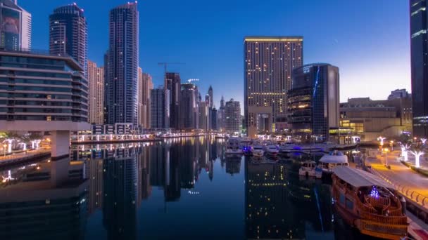 Dubai Marina πύργους και κανάλι στο Ντουμπάι νύχτα με την ημέρα timelapse — Αρχείο Βίντεο