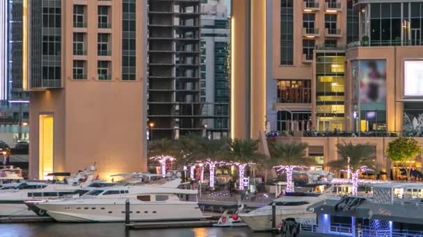 Torres da Marina do Dubai e canal no Dubai dia a noite timelapse — Vídeo de Stock