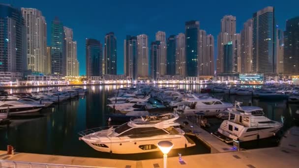 Dubai Marina a kék óra éjjel-nappal timelapse jachtok — Stock videók