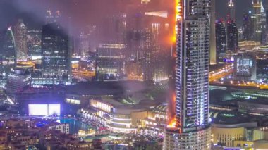 Dubai Burj Halife 2016 yılbaşından önce havai fişek kutlama zamanı ve Dubai, BAE 'deki yangın kazası.