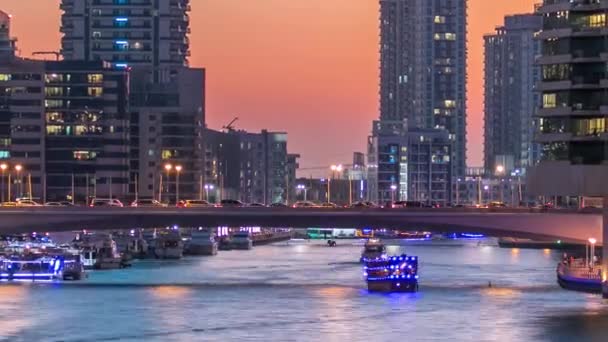 Dubai Marina torres y canal en Dubai día a noche timelapse — Vídeos de Stock