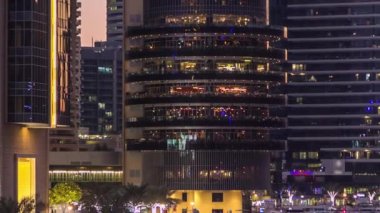 Dubai Marina Kuleleri ve Kanal Dubai 'de gündüz ve gece saatleri