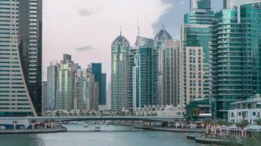 Dubai Marina Kuleleri ve Kanal Dubai 'de gündüz ve gece saatleri