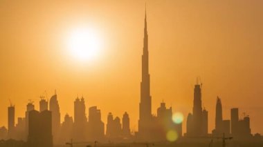 Akşam saatlerinde Dubai şehir merkezinin ufuk çizgisi ile gün batımı.