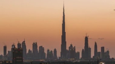 Şehir merkezinin silüeti Dubai 'de gün be gece..