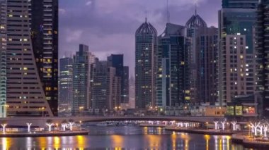 Dubai Marina Kuleleri ve Dubai 'de gece gündüz kanalları