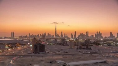 Şehir merkezinin silüeti Dubai 'de gün be gece..