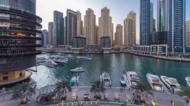 Dubai Marina Kuleleri ve Kanal Dubai 'de gündüz ve gece saatleri