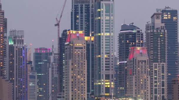 Dubai Marina горизонта день ночью интервальной съемки, как видно из Palm Jumeirah в Дубае, ОАЭ. — стоковое видео