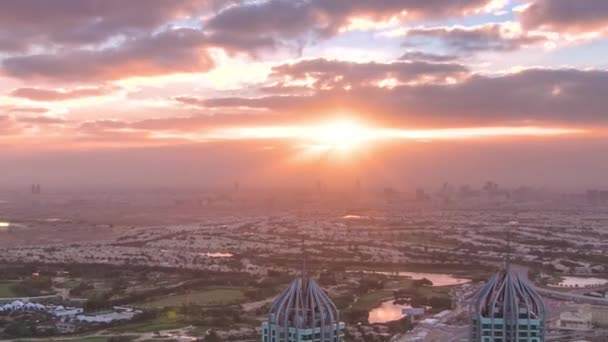 Ανατολή ηλίου στη Μαρίνα Ντουμπάι με πύργους και λιμάνι με γιοτ από skyscrapper, Ντουμπάι, ΗΑΕ timelapse — Αρχείο Βίντεο