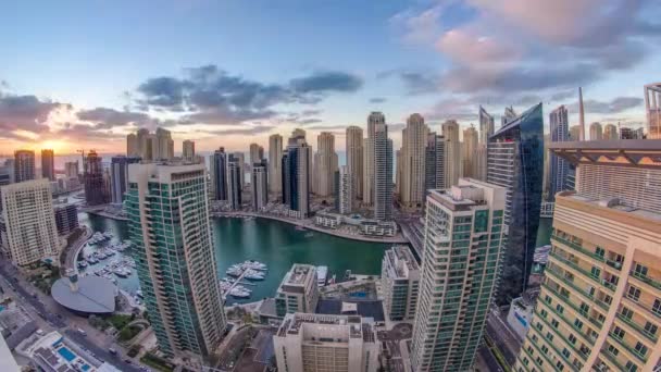 Grattacieli moderni e canale d'acqua con barche di Dubai Marina al tramonto e giorno per notte timelapse, Emirati Arabi Uniti. — Video Stock