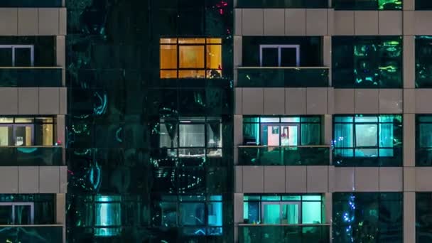 Fenster des mehrstöckigen Gebäudes aus Glas und Stahl Beleuchtung und Menschen im Zeitraffer — Stockvideo
