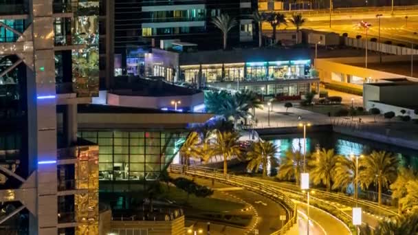 Edifícios de Jumeirah Lagos Torres com tráfego na estrada noite timelapse. — Vídeo de Stock