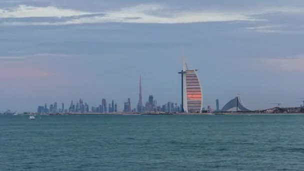 Skyline de Dubaï avec l'hôtel Burj Al Arab au coucher du soleil et du jour à la nuit. — Video