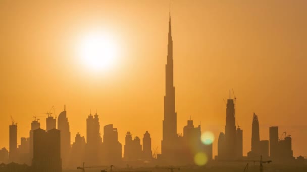Zachód słońca z panoramą centrum Dubaju w godzinach wieczornych. — Wideo stockowe