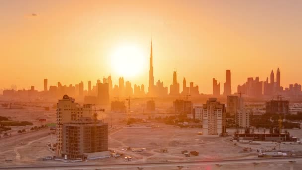 Akşam saatlerinde Dubai şehir merkezinin ufuk çizgisi ile gün batımı. — Stok video