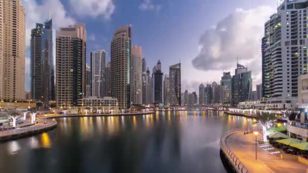 Dubai Marina torres y canal en Dubai noche al día timelapse — Vídeos de Stock