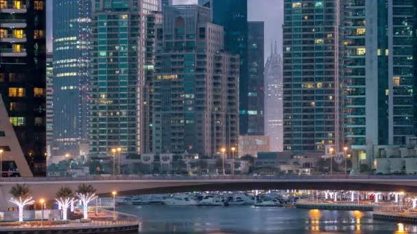 Dubai Marina wieże i kanał w Dubaju noc po dniu timelapse — Wideo stockowe