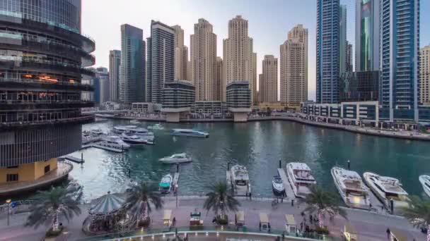 Ντουμπάι Marina πύργους και κανάλι στο Ντουμπάι μέρα με νύχτα timelapse — Αρχείο Βίντεο