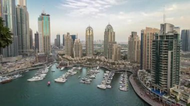 Dubai, BAE 'deki Dubai Marina' nın gündüz gece hava görüntüsü.