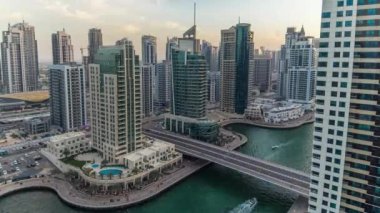 Dubai, BAE 'deki Dubai Marina' nın gündüz gece hava görüntüsü.