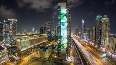 Dubai Kuleleri 'nin aşağısında gece vardiyası. Şeyh Zayed yolunun gökdelenli havadan görünüşü.