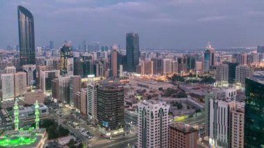 Abu Dabi 'nin modern şehir mimarisi. Günbegün ufuk çizgisi, gece zaman çizelgesi, BAE.
