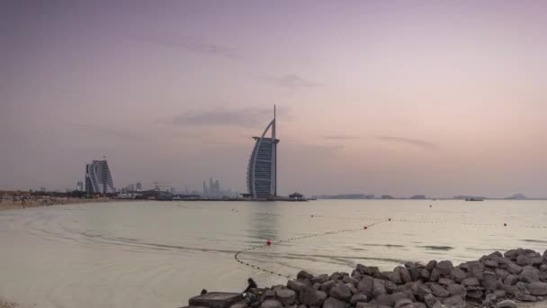 Dubaj panorama s Burj Al Arab hotel den na noc timelapse. — Stock video