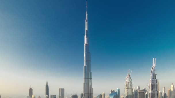 Dubai Downtown på kvällen timelapse utsikt från toppen i Dubai, Förenade Arabemiraten — Stockvideo