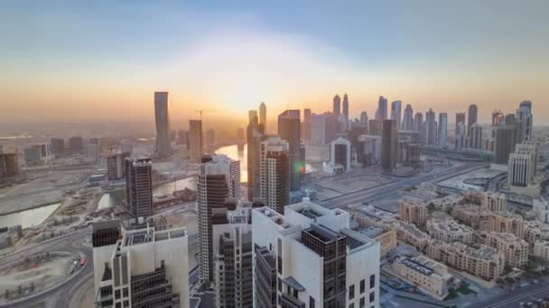 Luchtfoto van een grote moderne stad met zonsondergang timelapse. Business bay, Dubai, Verenigde Arabische Emiraten. — Stockvideo