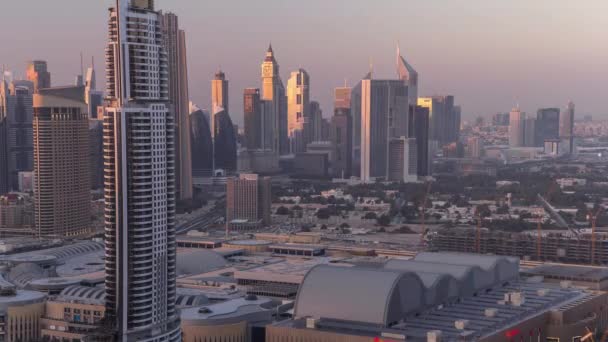В Дубае днем и ночью будет облачно с прояснениями. Вид на улицу Шейха Зайеда с многочисленными подсветками. — стоковое видео