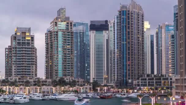 Dubai Marina torri e canale a Dubai giorno per notte timelapse — Video Stock