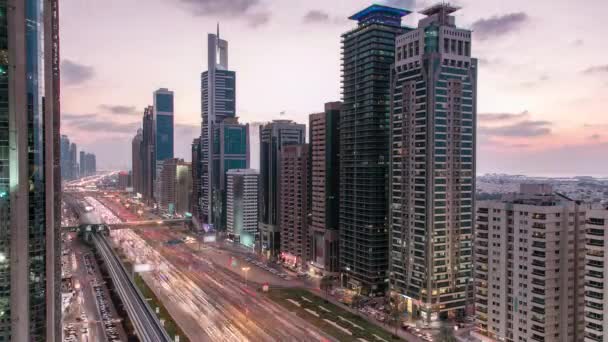 El centro de Dubái se eleva día y noche. Vista aérea de la carretera Sheikh Zayed con rascacielos después de la puesta del sol. — Vídeos de Stock