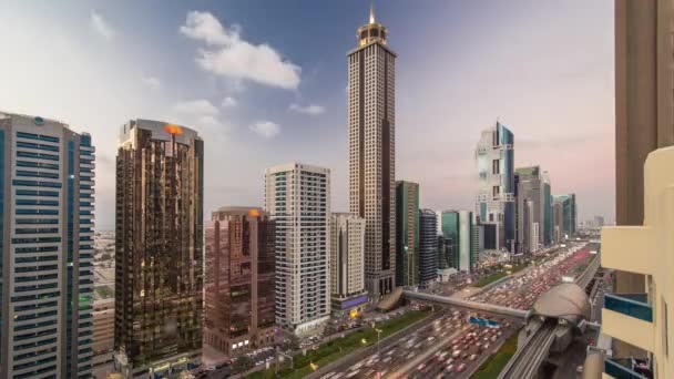 Śródmieście Dubaj wieże dzień do nocy timelapse. Widok z lotu ptaka na Sheikh Zayed z drapaczami chmur po zachodzie słońca. — Wideo stockowe