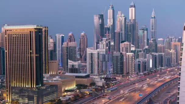 Luftaufnahme Tag-Nacht-Zeitraffer von Dubai Marina und JLT in Dubai, VAE — Stockvideo