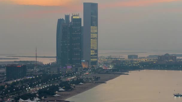 Vista dall'alto dei famosi edifici delle torri di Abu Dhabi giorno e notte timelapse. — Video Stock