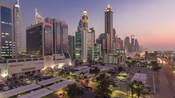 Centrum Dubaje se tyčí ze dne na den. Letecký pohled na silnici Sheikh Zayed s mrakodrapy po západu slunce. — Stock video