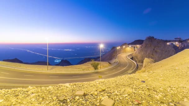 Den za nocí čas s kameny od Jebel Hafeets působivým výhledem na město. — Stock video