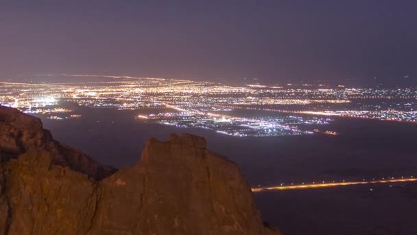 Den za nocí čas s kameny od Jebel Hafeets působivým výhledem na město. — Stock video